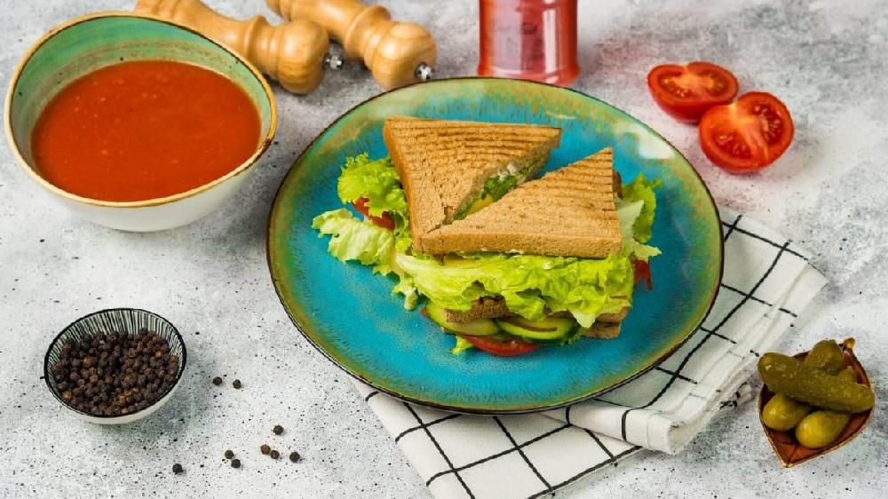 Toyuqlu tost