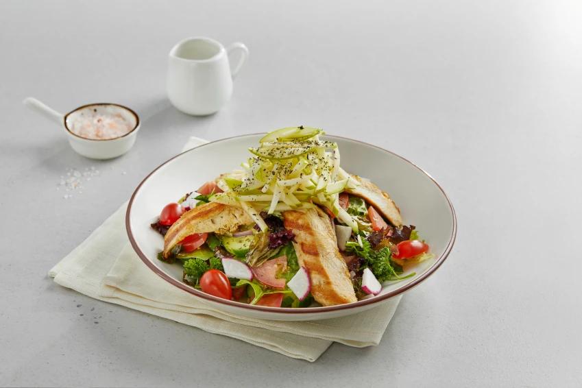 Yaşıl almalı toyuq salatı