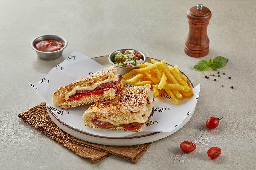 Salçalı bazlama tost