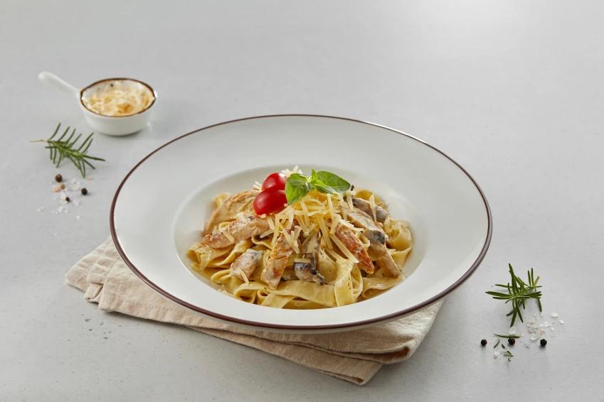 Fettuccine Alfredo toyuqlu