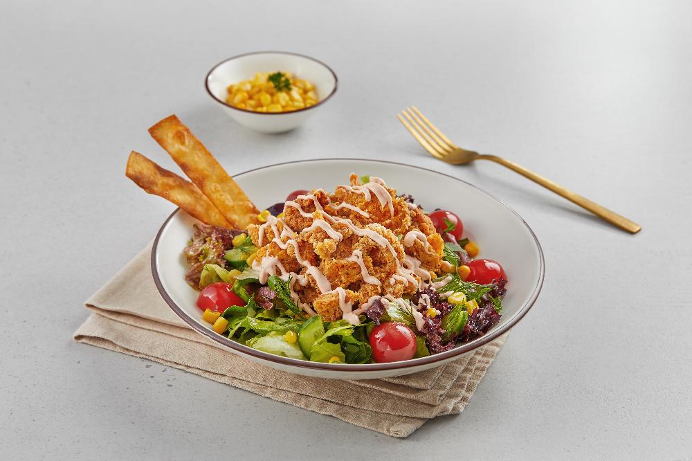 Crispy fried chicken salatı