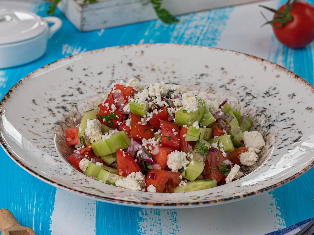 Çoban salatı pendirli