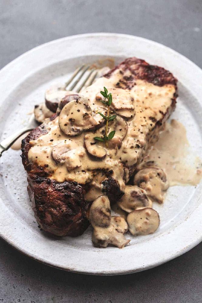 Steak göbələk sousu ilə