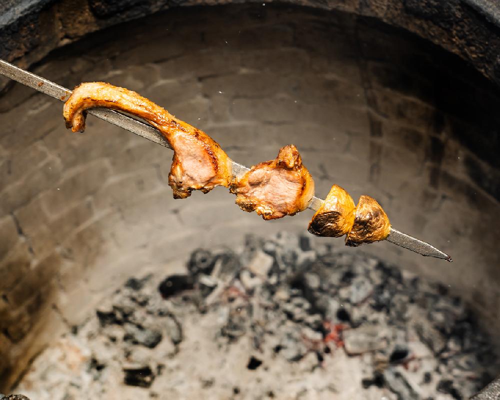 Təndirdə bişmiş tikə kabab 