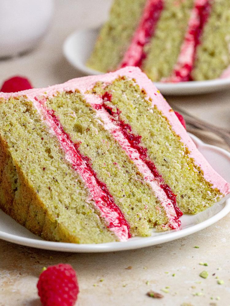 Pistachio berry cake