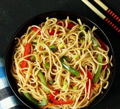 Tərəvəz Szechuan əriştəsi