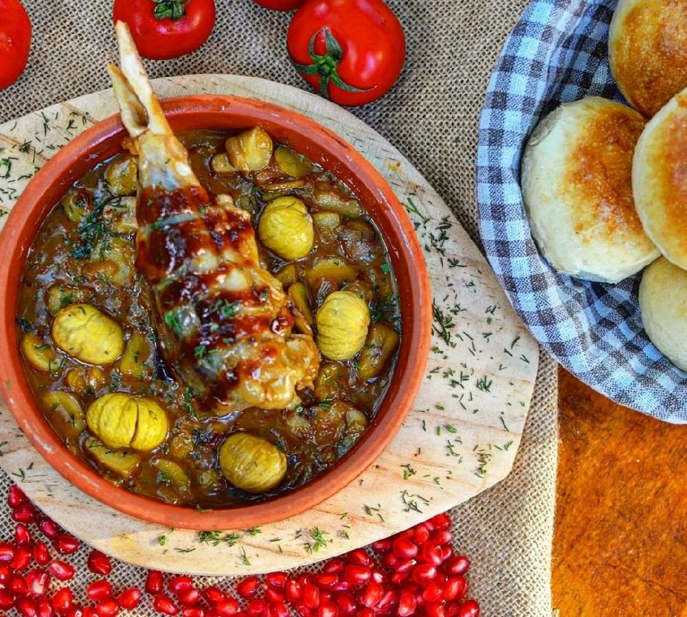 Quzu maçası şabalıd və nar sousunda