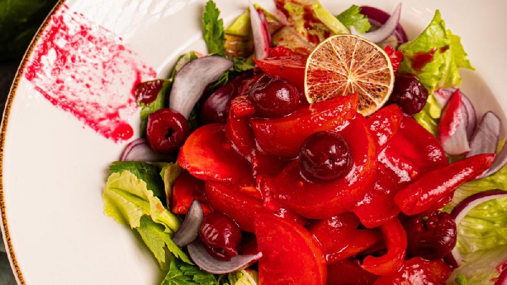Vişnəli zoğallı pomidor salatı 