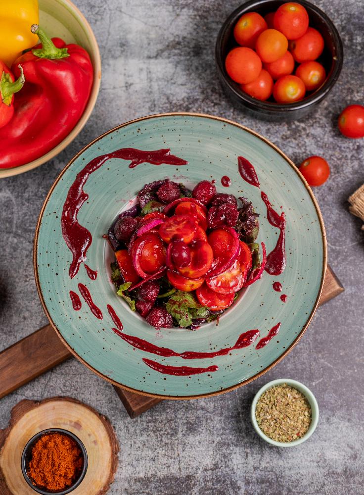 Tomato salad with cherry sauce