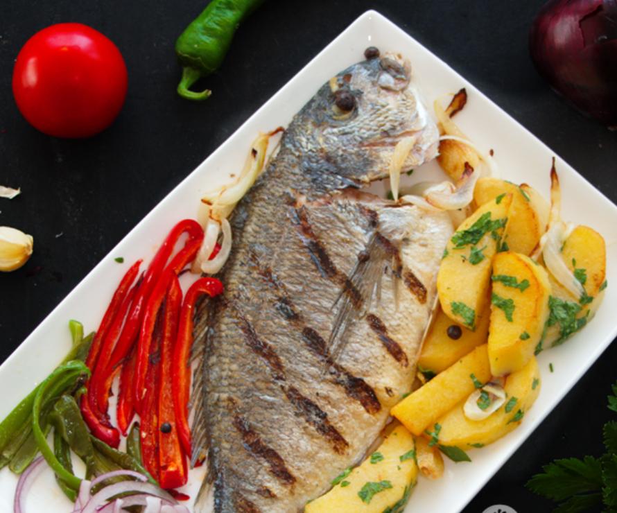 Dorado balığı zeytunlu tərəvəzli kərə yağında 