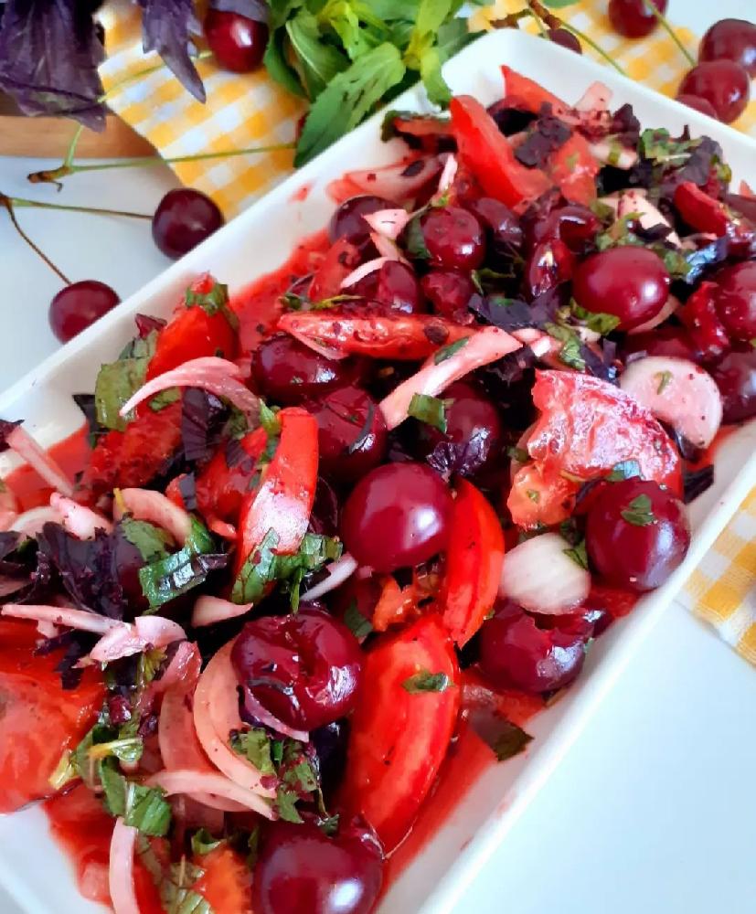 Vişnəli pomidor salatı