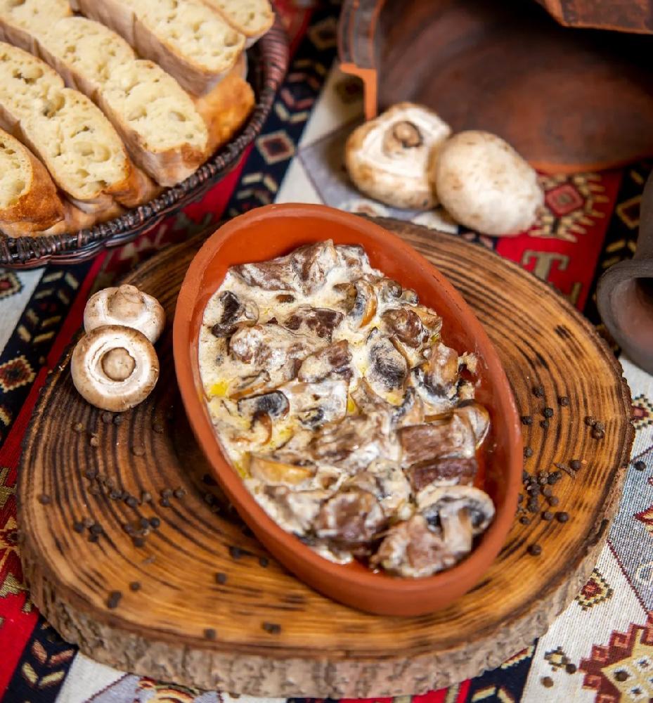 Quzu əti qaymaqda
