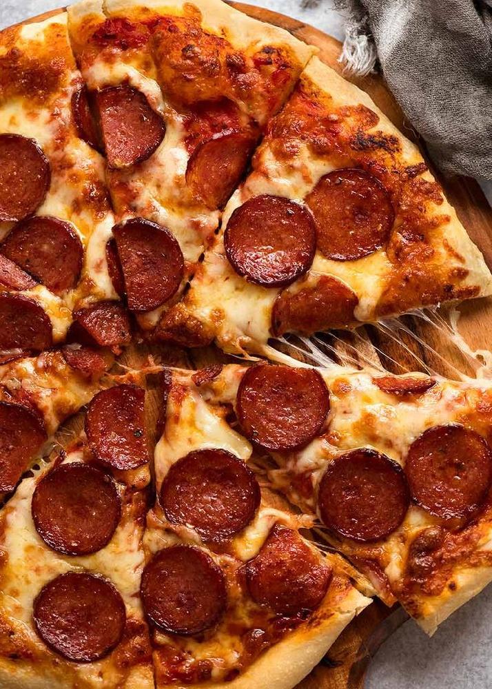 Pizza peperoni sade ve acılı