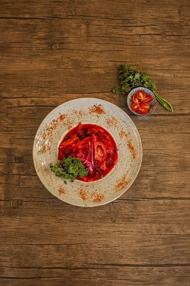 Zoğal souslu pomidor salatı 