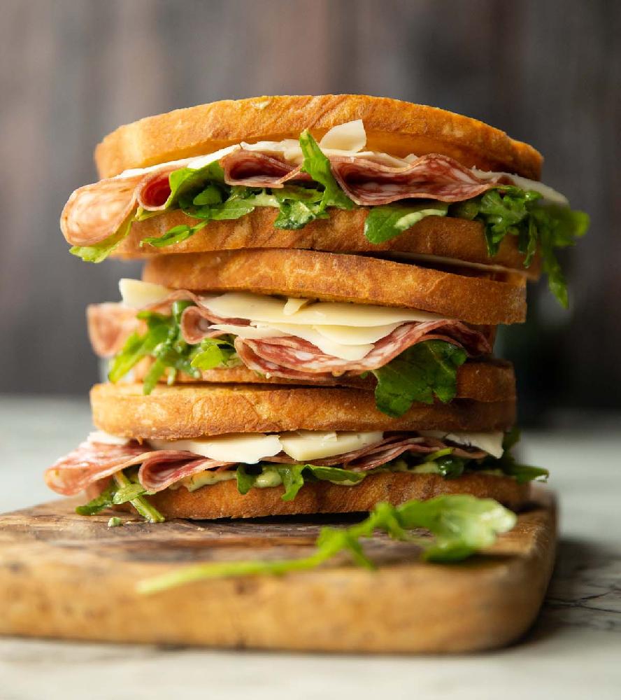 Sandwich yumurta-salami ilə 