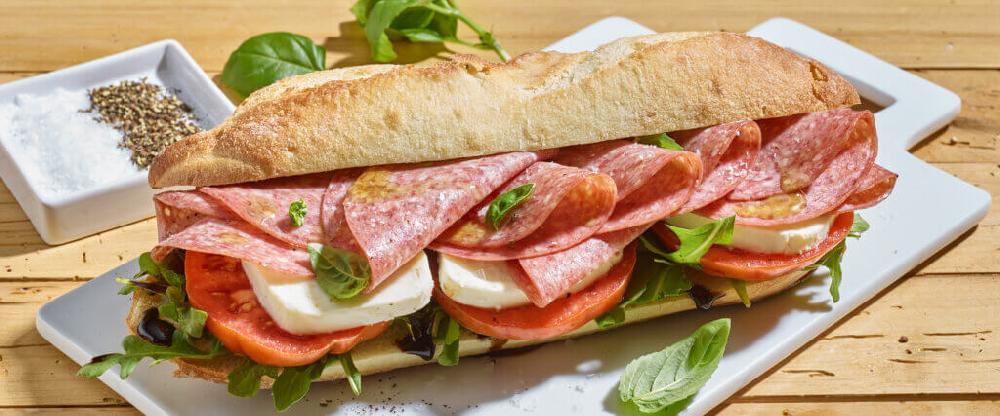 Sandwich pendir-salami ilə 