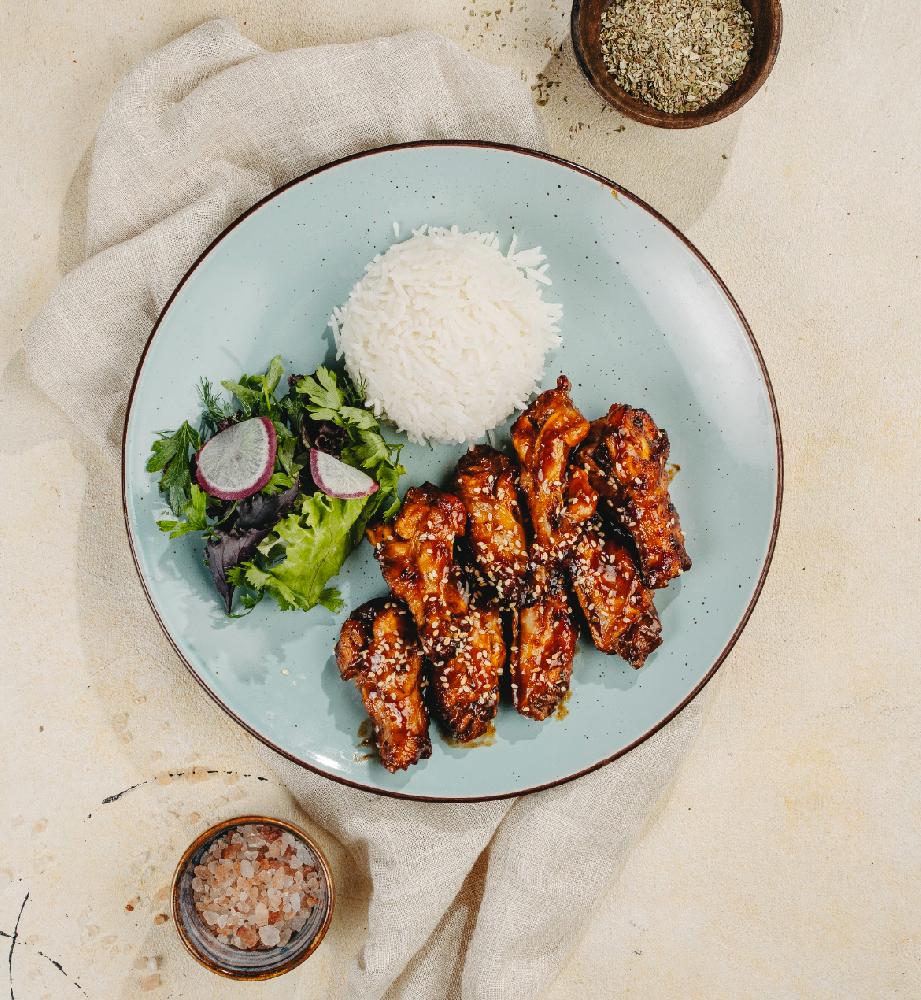 Toyuq qanadları BBQ sousu ilə