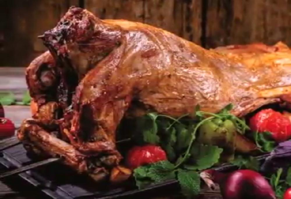 Təndirdə bütöv doldurulmuş, quzu