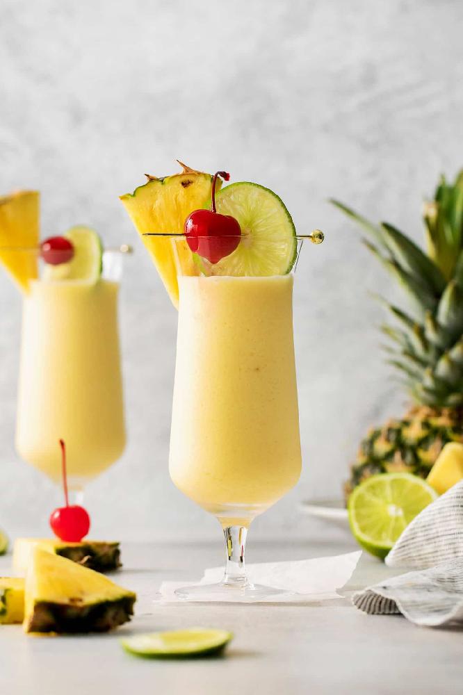 Pina kolada ( rom, kokos siropu, ananas suyu)