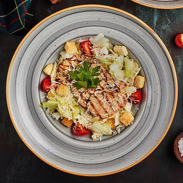 Sezar Salatı Toyuq İlə  (350 qr)