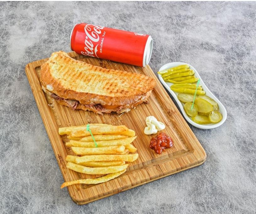 Sucuklu tost ,free,cola.