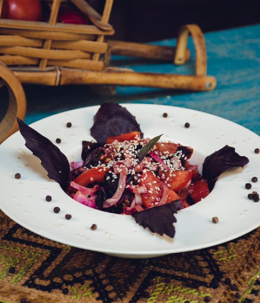 Zoğal turşulu pomidor salatı