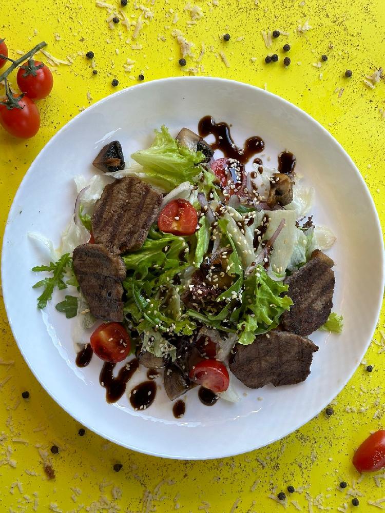 İsti can əti salatı göbələk və küncüt ilə