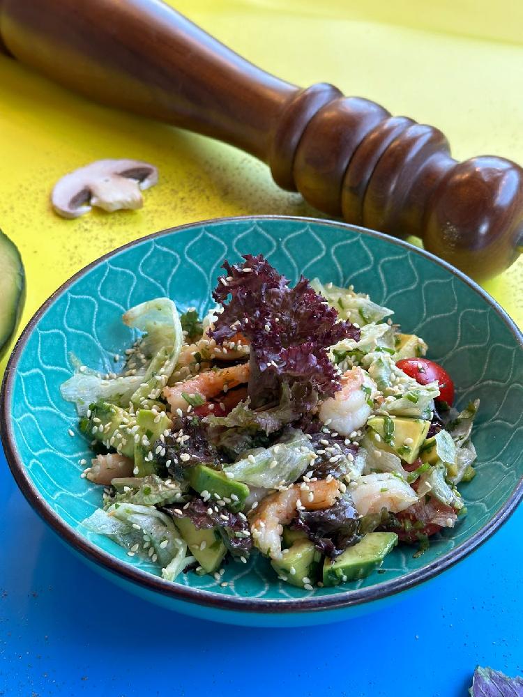 Salat avokado və krevet ilə