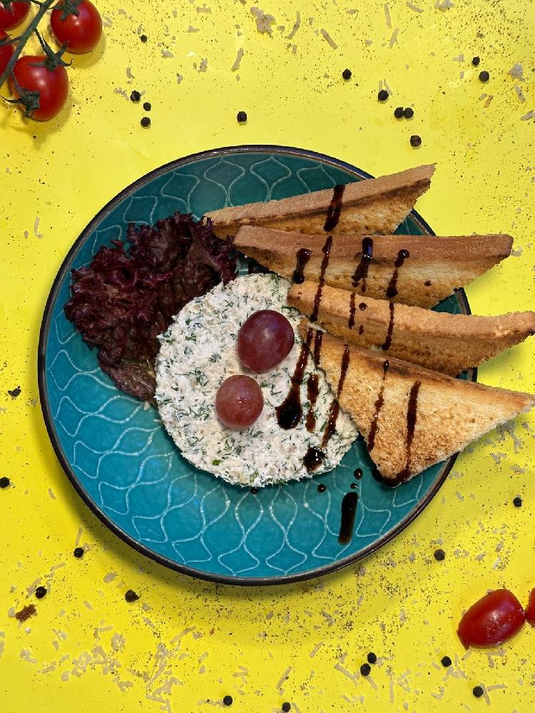 Paştet toyuğun döş əti, qoz, göyərtilər və tost ilə