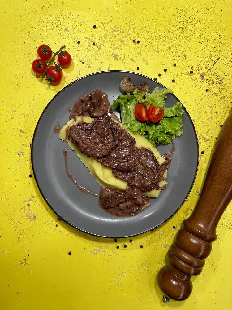 Can ətindən skalopini qırmızı çaxırda qaymaqlı püre ilə