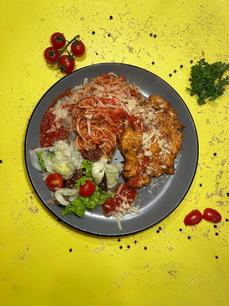 Milan sayağı toyuğ filesi spagetti neapolitana ilə