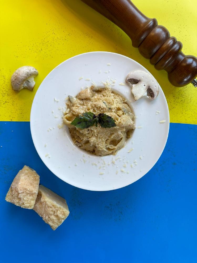 Fettuçini toyuq və göbələk ilə 