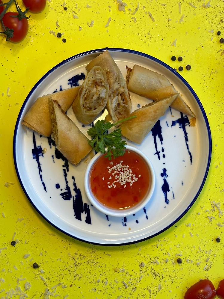 Sprinq roll toyuq və tərəvəzlərlə 