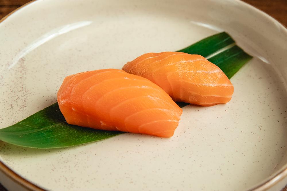 Sake nigiri (2 ədəd)