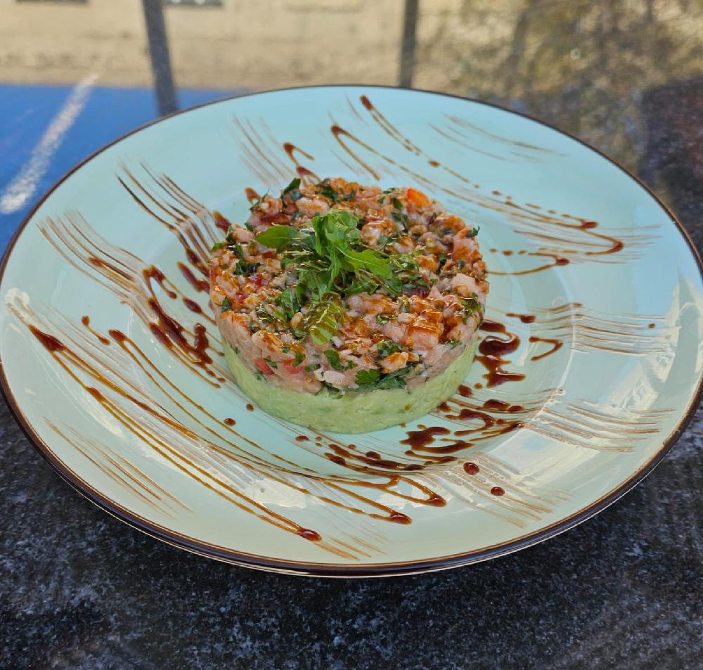 Avokado və qızılbalıqdan tartar