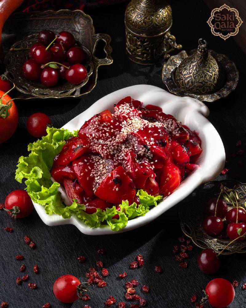 Vişnəli pomidor salatı