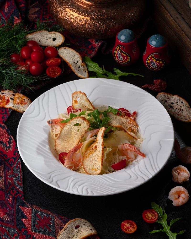 Sezar salatı krevetka ilə