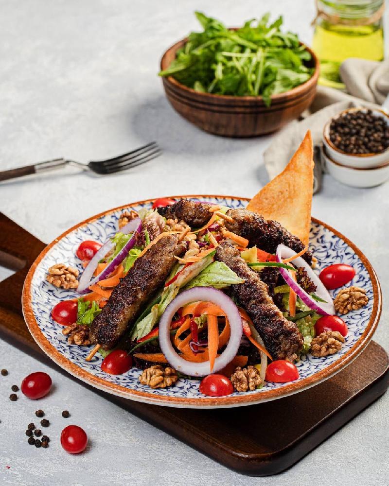 Şişdə Köftə Salatı
