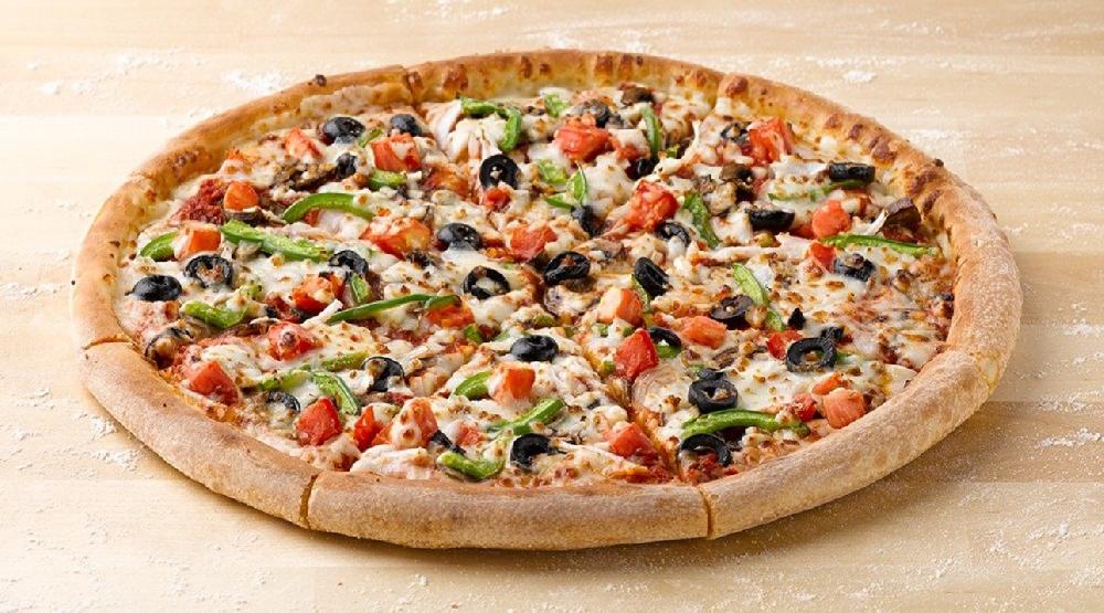 Göbələkli toyuqlu pizza