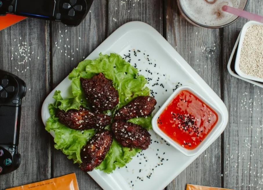Toyuq qanadları barbekü sousunda