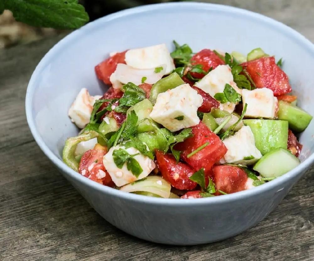 Çoban salat pendirli