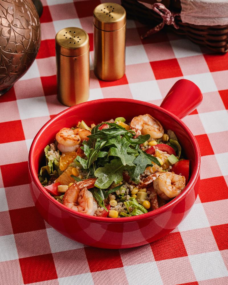 Ki̇noa salatı krevet , portağal və avokado i̇lə