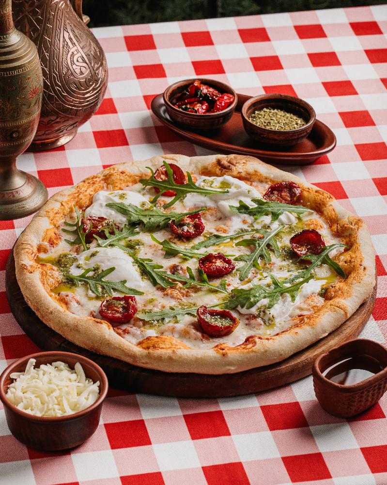  Burrato pendiri və pesto ilə pizza