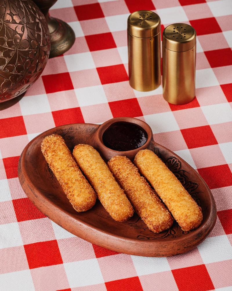  Gi̇ləmeyvəli̇ sous ilə qızardılmış mozarella pendi̇ri̇