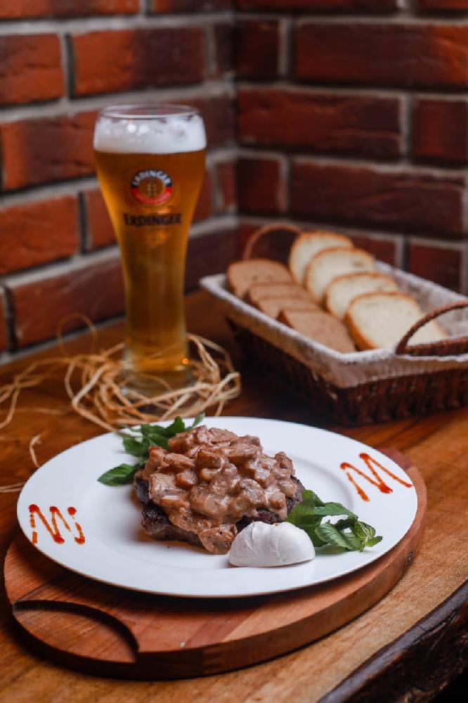 Steak Göbələkli sousla