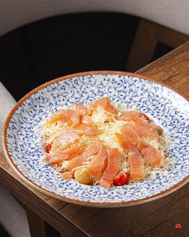 Asiya Sezar salatı (Salmon)