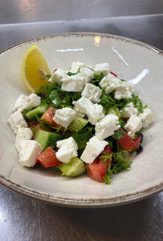 Çoban salatı pendir ilə
