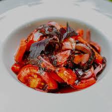 Zoğal souslu pomidor salatı 