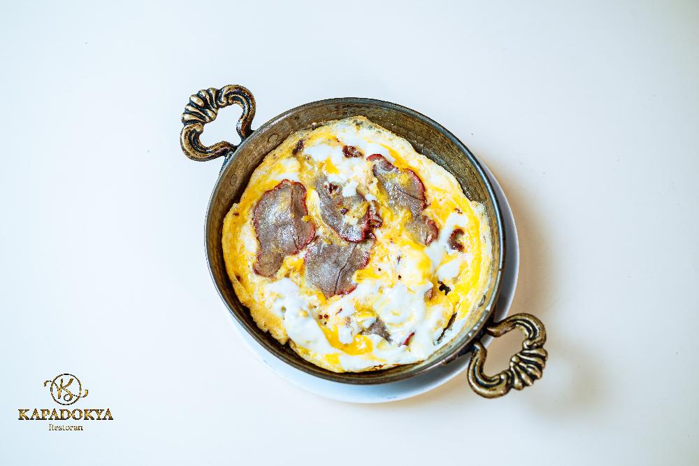 Basdırmalı Yumurta 