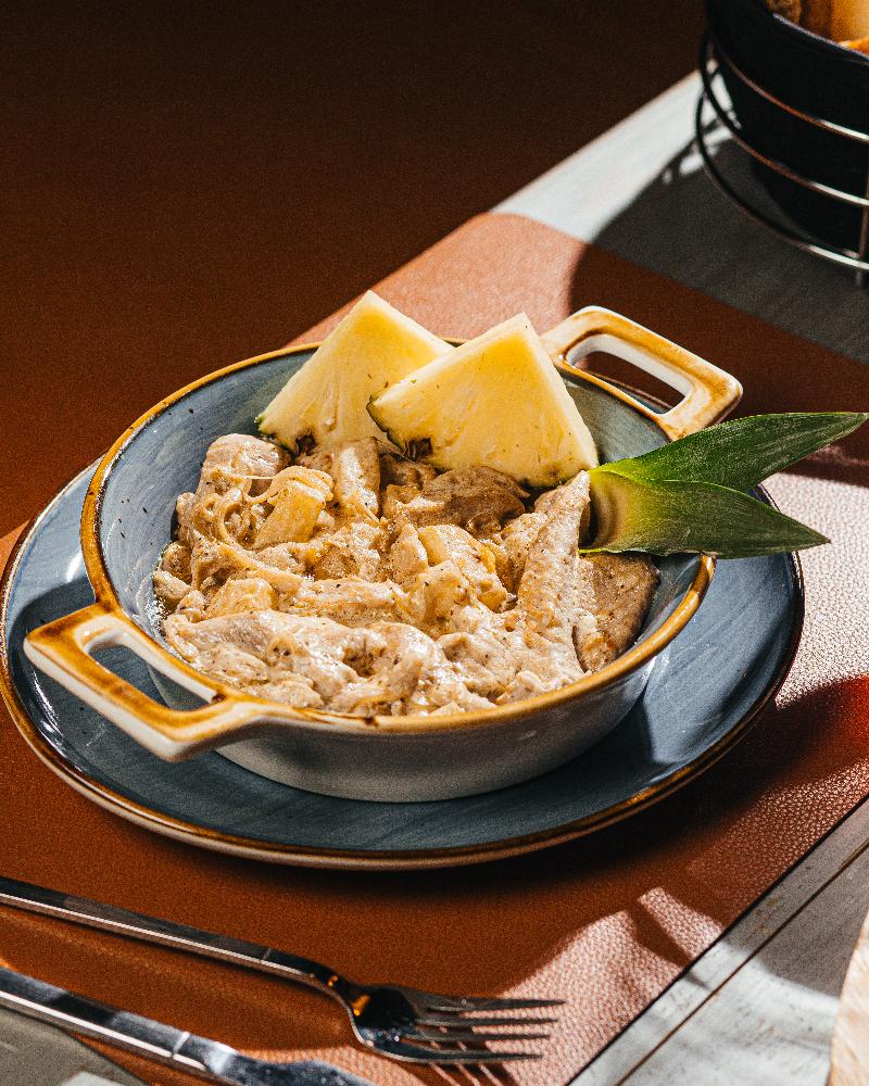 ANANAS VƏ QAYMAQLI TOYUQ FİLESİ